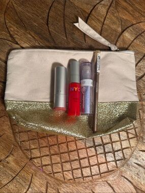 💄NWT NYC Red Lip Gloss with Gold-Accent Cosmetic Pouch